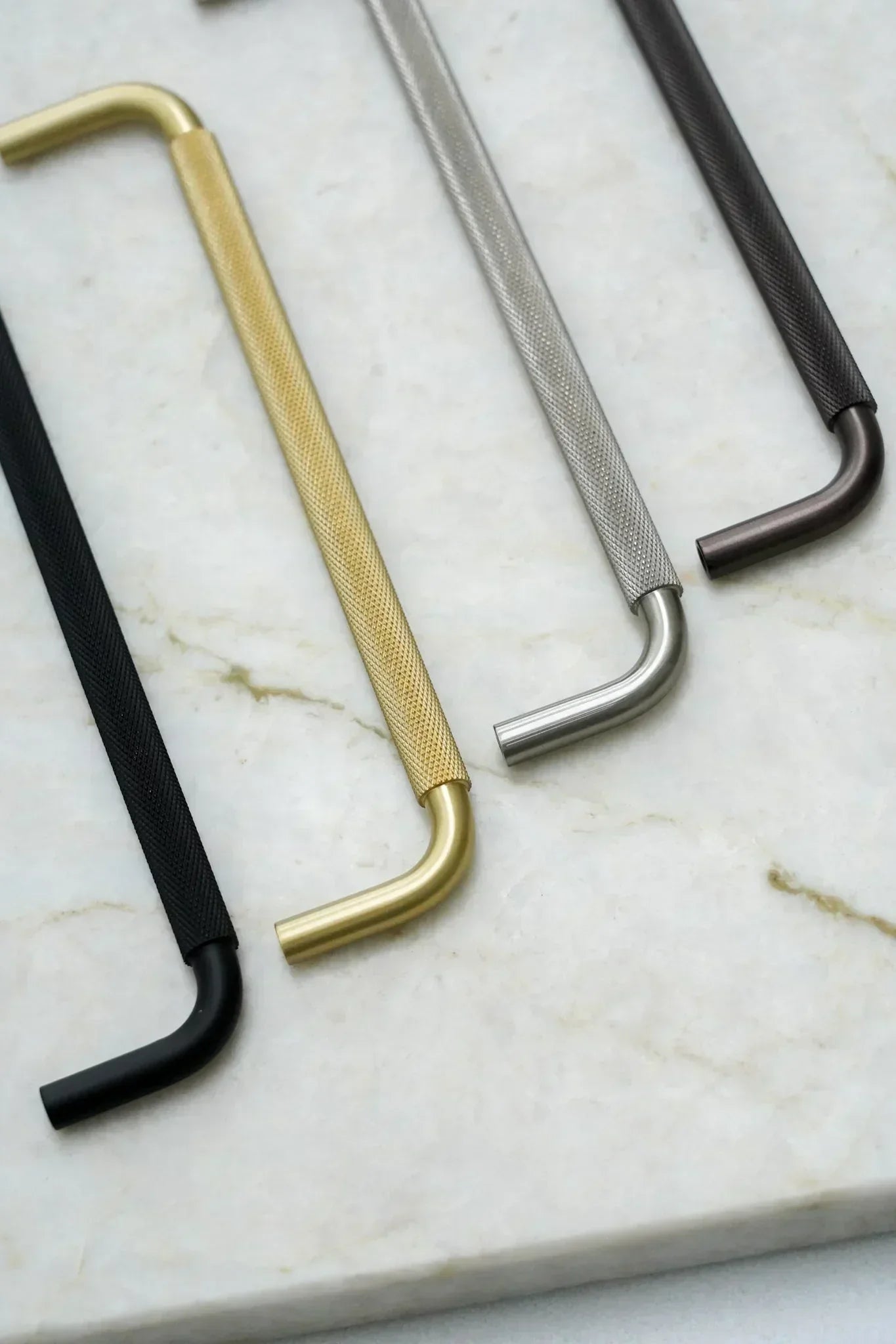 Brunerad, mässing eller mattsvart – vilket material passar vilken färg?