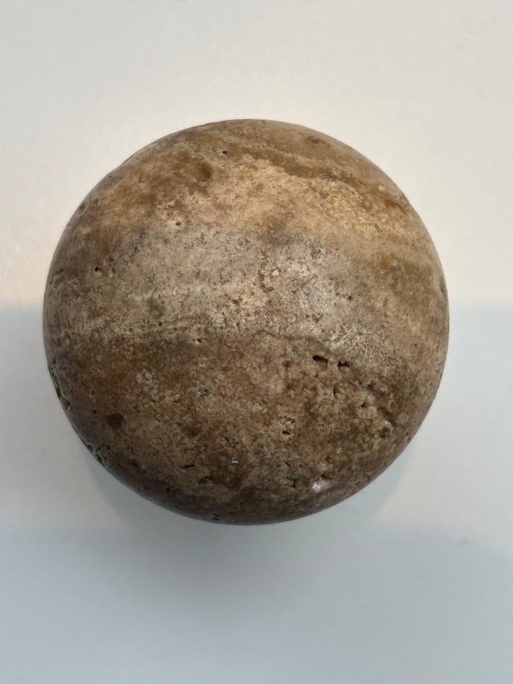 Knopp 98928 i kalksten och marmor med fot i rostfri look