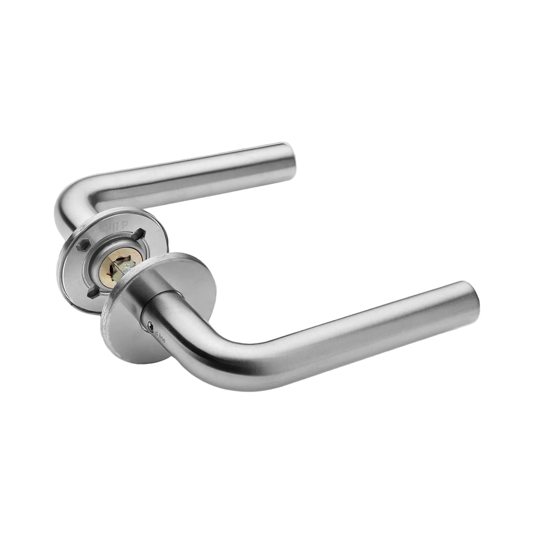 Dörrhandtag design Knut Holscher L 16 snap on borstad rostfritt
