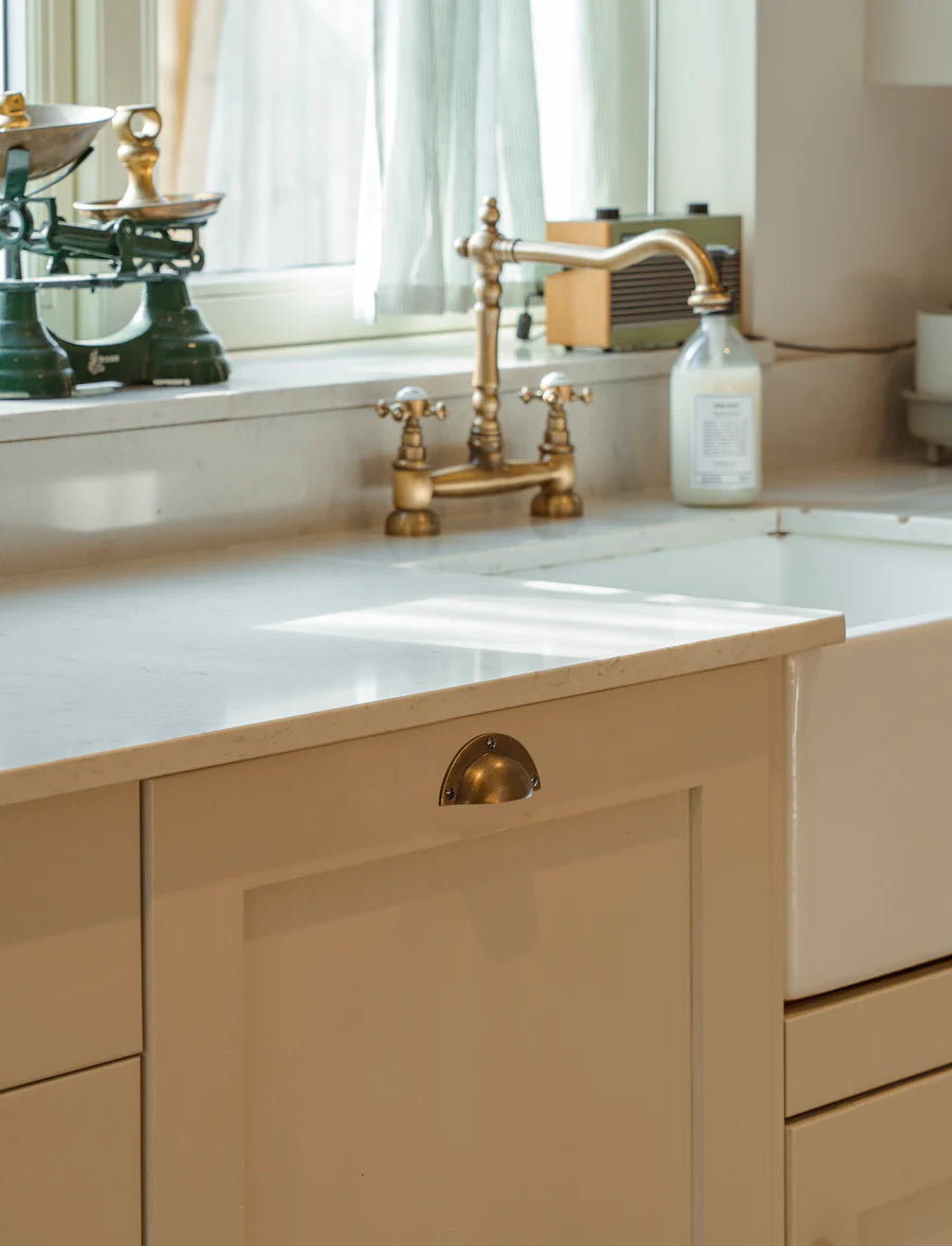 Skålhandtag Plain Drawer Pull antik mässing