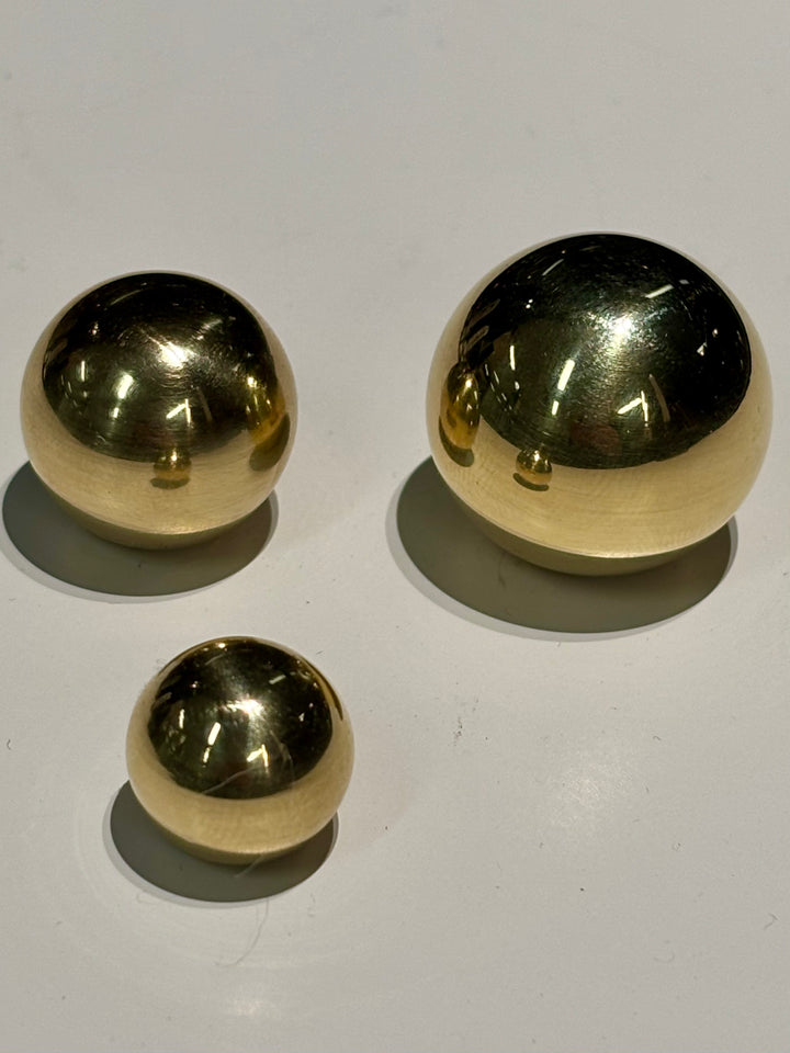 Knopp Sfera Senza klot i massiv mässing