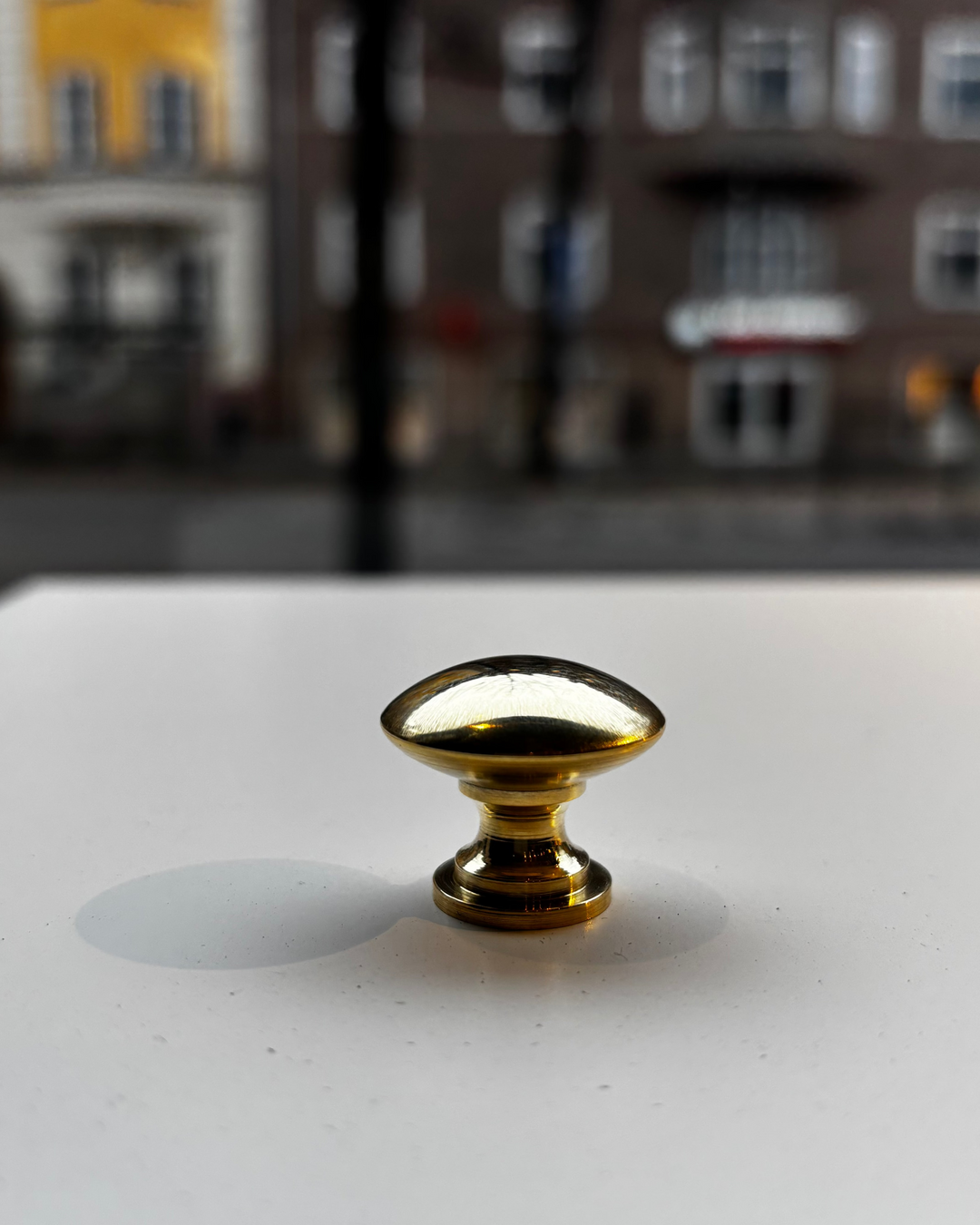 Knopp Pomolo olackad polerad mässing - Lundell & Zetterberg