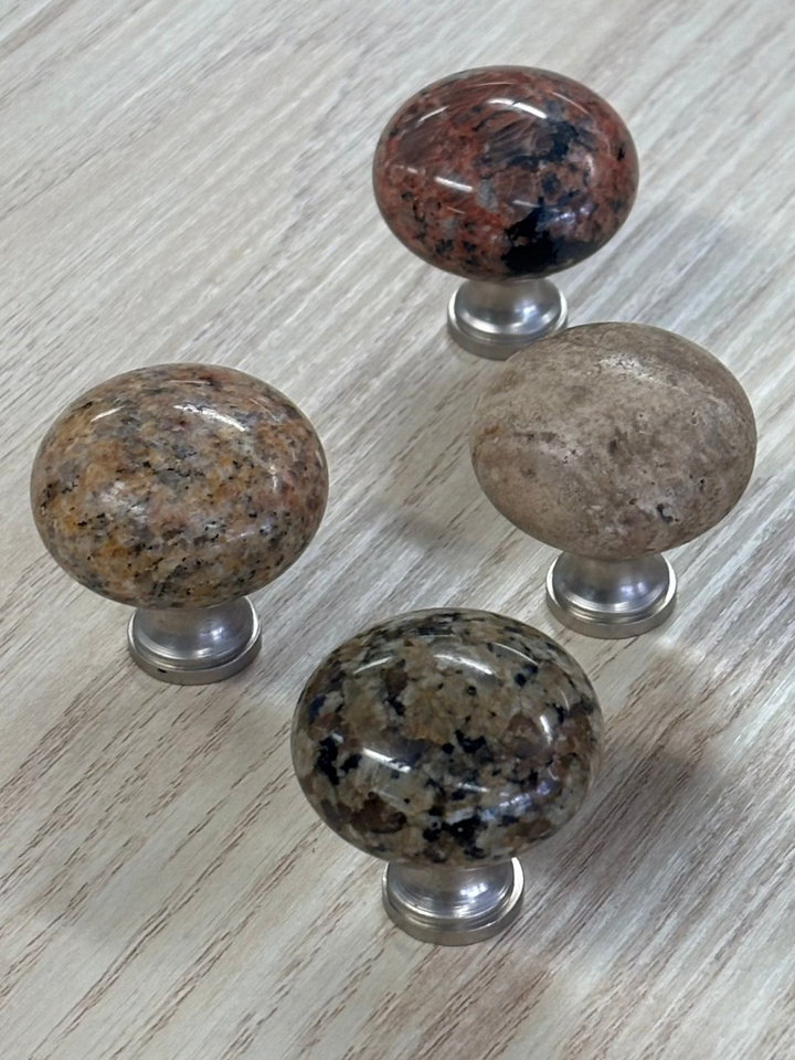 Knopp 98928 i kalksten och marmor med fot i rostfri look